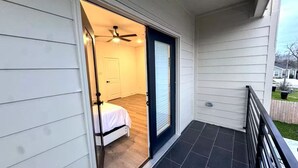 A bedroom with a bed, a ceiling fan, and a window with blinds. - Luxury home Near NRG, Med Center, Downtown (Houston)