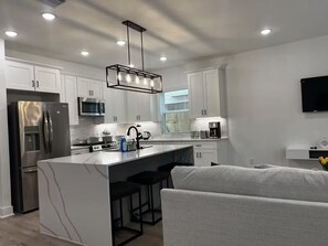 ثلاجة، ميكروويف، فرن، موقد طهي مسطح