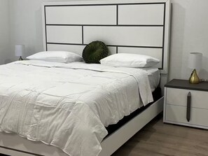 3 bedrooms, desk, iron/ironing board, free WiFi