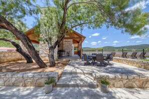 Outdoor dining - Ringers Lodge Spacious 6-bedroom house on the River in charming Concan (Concan)