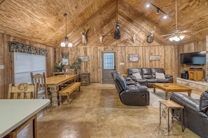 Smart TV, fireplace - Ringers Lodge! On the River !Spacious 6-bedroom house in charming Concan. (Concan)