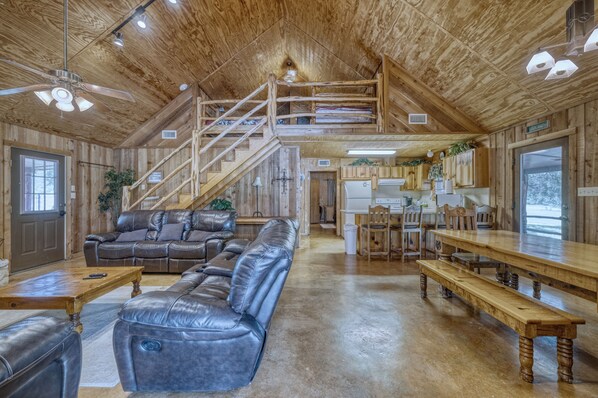 Interior - Ringers Lodge Spacious 6-bedroom house on the River in charming Concan (Concan)