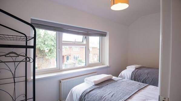 3 bedrooms, iron/ironing board, WiFi, bed sheets - HouseSleeps6-Garden-Parking-Familly&Contractors (Walsall)