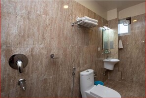 Shower, rainfall showerhead, eco-friendly toiletries, hair dryer - Hotel Himalayan Glacier Nagarkot (Baluwapati Deupur)