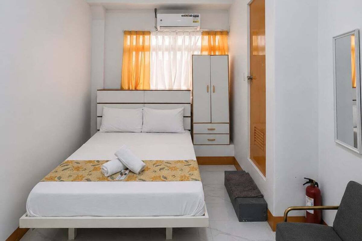 Room, 1 King Bed | 1 bedroom, WiFi (free), bed sheets