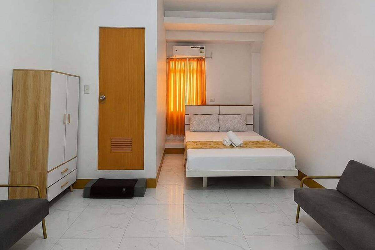 Family Suite, 1 King Bed | 1 bedroom, WiFi (free), bed sheets