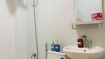 Family Suite, 1 Queen Bed | Bathroom