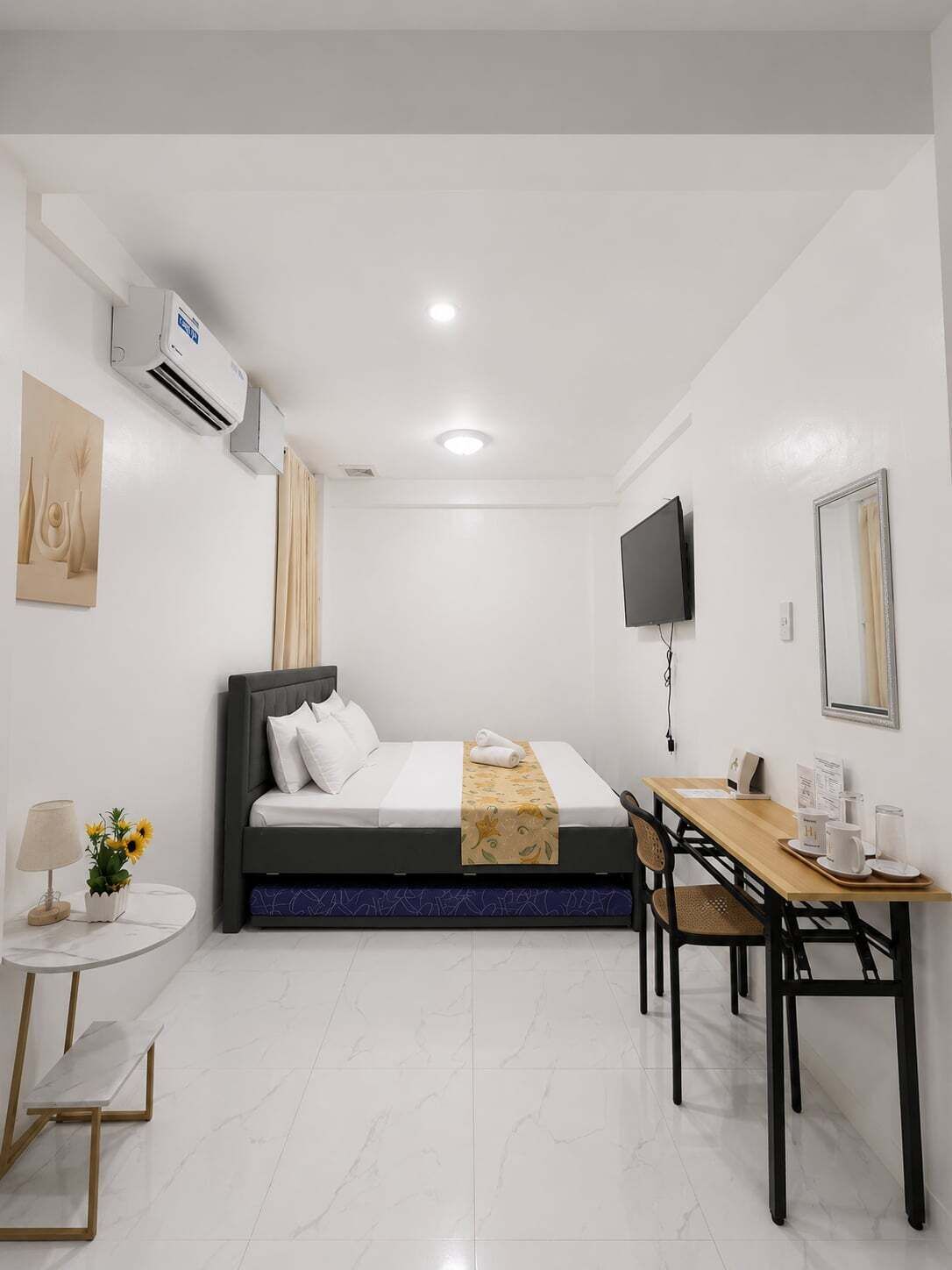 Family Room, 1 King Bed | 1 bedroom, free WiFi, bed sheets