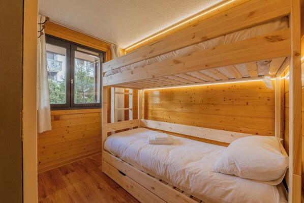 1 bedroom, bed sheets