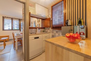 Kühlschrank, Mikrowelle, Herdplatte, Geschirrspüler