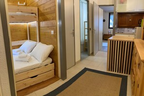 1 bedroom, bed sheets