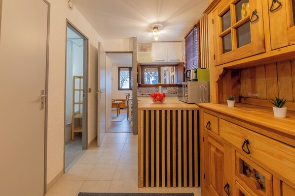 Kühlschrank, Mikrowelle, Herdplatte, Geschirrspüler