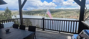 Spacious lakefront home with stunning views!