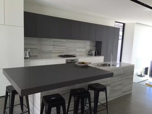 Microondas, horno, placa de cocina, lavavajillas