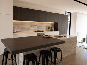 Microondas, horno, placa de cocina y lavavajillas