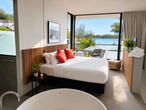 4 bedrooms, iron/ironing board, WiFi, bed sheets - Phegans Bay Waterfront Haven, perfect for two families and their furry friend. (Phegans Bay)