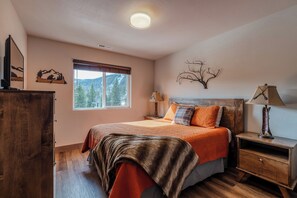 5 bedrooms, iron/ironing board, travel cot, WiFi - The Trailblazer - Luxe Ski-In/Ski-Out townhome on Whitefish Mountain (Whitefish)