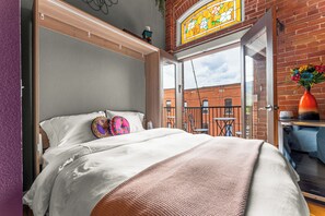 Desk, iron/ironing board, WiFi, bed sheets