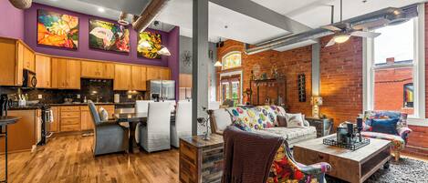 Smart TV, chimenea y impresora