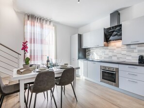 Fridge, oven, dishwasher, cookware/dishes/utensils
