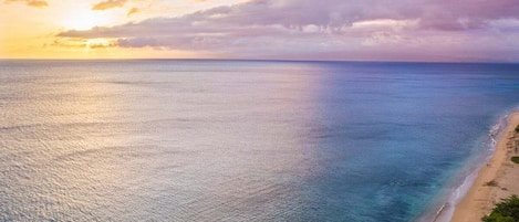 Playa en los alrededores, camastros y toallas de playa