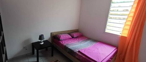 2 habitaciones, tabla de planchar con plancha, wifi y ropa de cama
