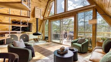 Smart TV, caminetto, videogiochi, libri