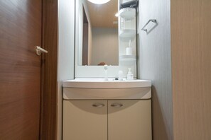 ห้องคอมฟอร์ท, ปลอดบุหรี่ | ห้องน้ำ | รองเท้าสวมภายในห้อง