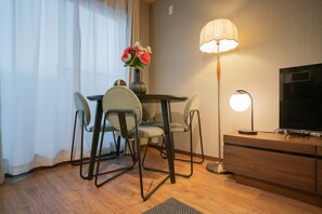 Comfort Room, Non Smoking | In-room dining