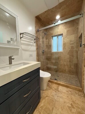 Regadera, secadora de cabello, bidet, toallas 