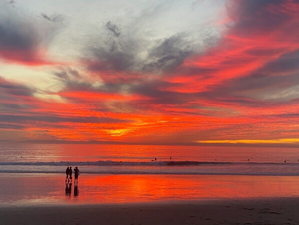 Sun-loungers, beach towels - Home Away by the Beach! Now booking for Autumn & Winter! (Newport Beach)