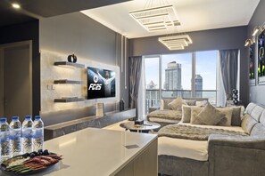 Smart TV, video games, books - Luxury 1BR | PS5 + Skyline View Near Burj Khalifa (Dubai)
