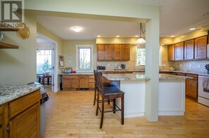 Private kitchen - Fir Haven Guest House - Large Executive Home perfect for hosting groups. (Prince George)