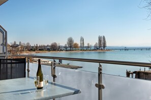 Outdoor dining - Apartment 'Typ A2 2 Obergeschoss Nummer 13' with Shared Terrace, Shared Garden and Wi-Fi (Immenstaad am Bodensee)