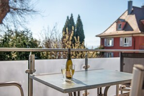 Outdoor dining - Apartment 'Typ A2 2 Obergeschoss Nummer 13' with Shared Terrace, Shared Garden and Wi-Fi (Immenstaad am Bodensee)
