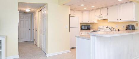 Réfrigérateur, micro-ondes, plaque de cuisson, lave-vaisselle