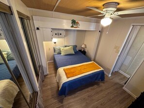 1 bedroom, desk, WiFi, bed sheets - The Salty Camper NTB (North Topsail Beach)