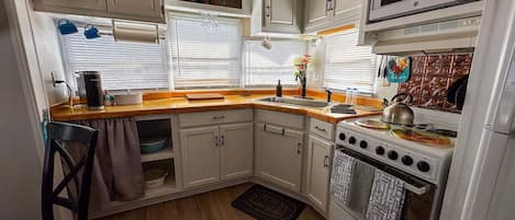 Réfrigérateur, four à micro-ondes, un four, surface de cuisson