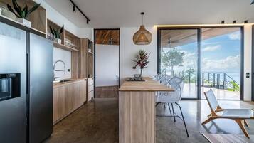 Villa Luxe, 4 chambres, piscine privée, vue océan | Cuisine privée | Grand réfrigérateur, four, plaque de cuisson, cafetiÚre/bouilloire
