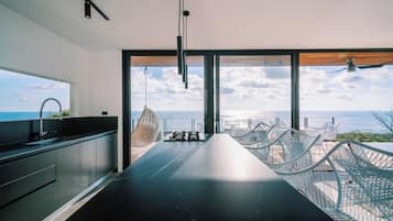 Luxe villa, 3 slaapkamers, uitzicht op zee | Privékeuken | Een koelkast/vriezer, een magnetron, een oven, een kookplaat