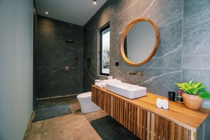 Kelengkapan dandanan diri percuma, pengering rambut, tuala disediakan 