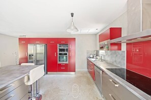 Fridge, oven, dishwasher, coffee/tea maker