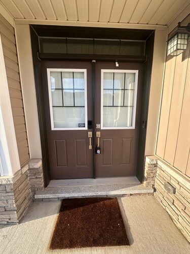 10Mins to Falls 4br NewHome,EV Charger,FreeParking and fenced BackYard, sleeps12