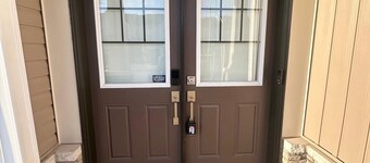 10Mins to Falls 4br NewHome,EV Charger,FreeParking and fenced BackYard, sleeps12