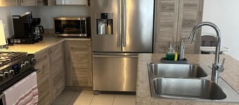 10Mins to Falls 4br NewHome,EV Charger,FreeParking and fenced BackYard, sleeps12