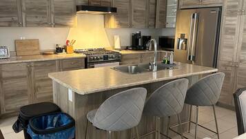 Een koelkast, een microgolfoven, een oven, een kookplaat