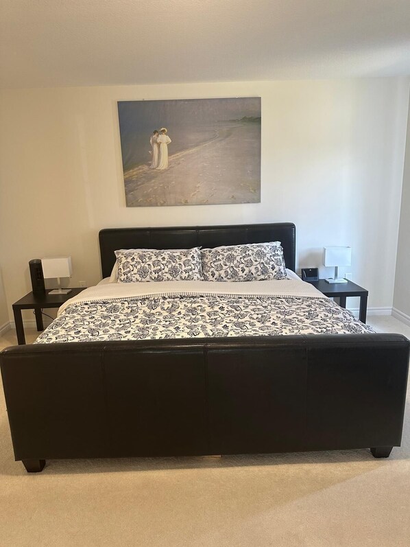 5 Schlafzimmer, Schreibtisch, Bügeleisen/Bügelbrett, Reisekinderbett