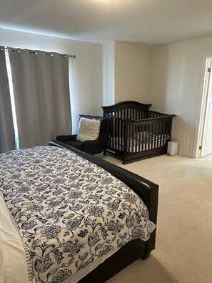5 Schlafzimmer, Schreibtisch, Bügeleisen/Bügelbrett, Reisekinderbett