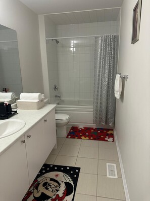 Dusche, Haartrockner, Bidet, Handtücher