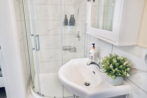 Shower, hair dryer, towels, soap - 3-Bedroom Single House/ 1 Free Parking/ Good Location in Vancouver (Vancouver)